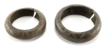 Set van twee manilla bronzen armbanden – West-Afrika – 19e/20e eeuw – detailfoto