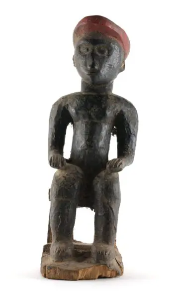 Baule Colon beeld – zittende man met rode pet – Ivoorkust – detailfoto