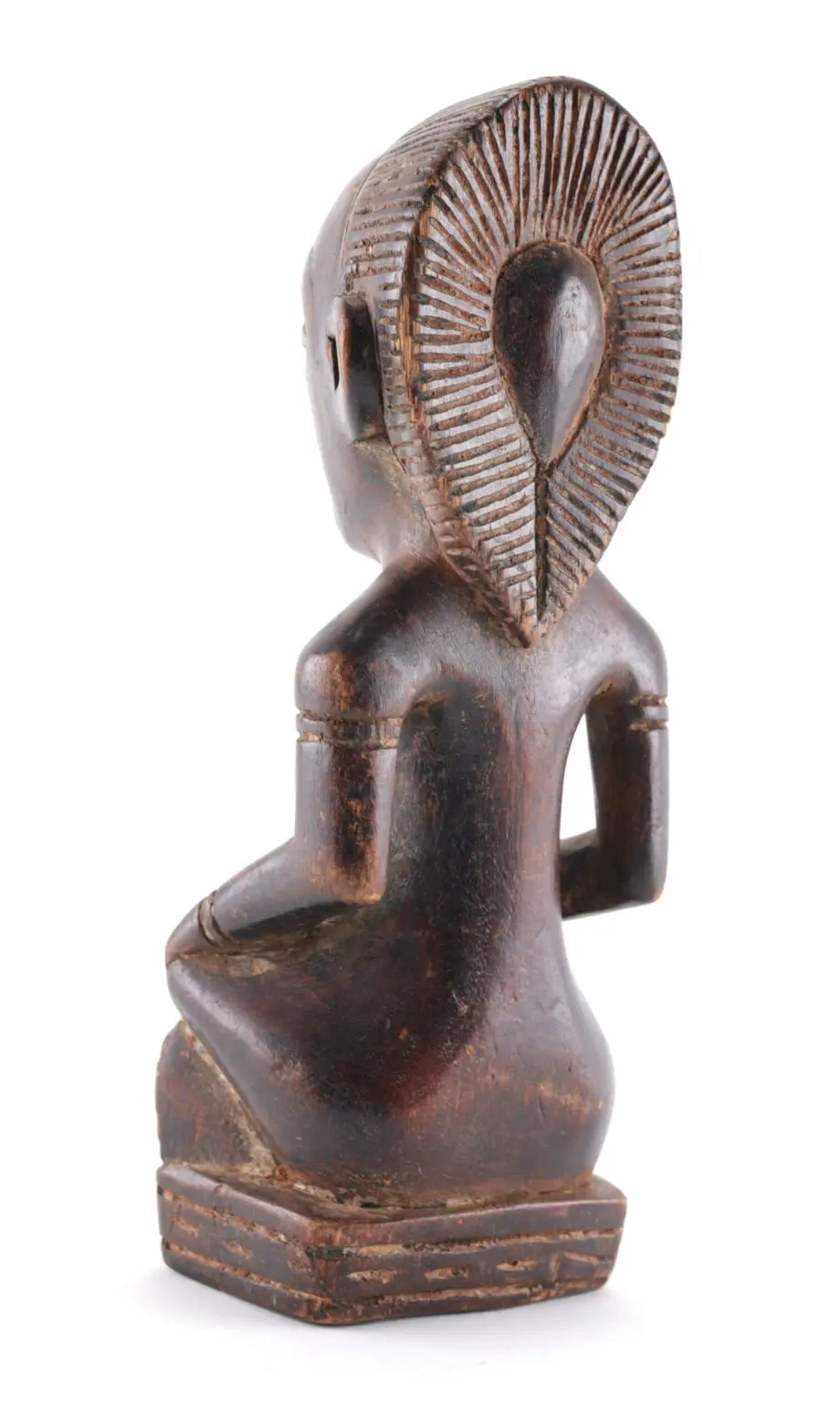 Houten beeldje met uniek rugontwerp van tribale kunst.