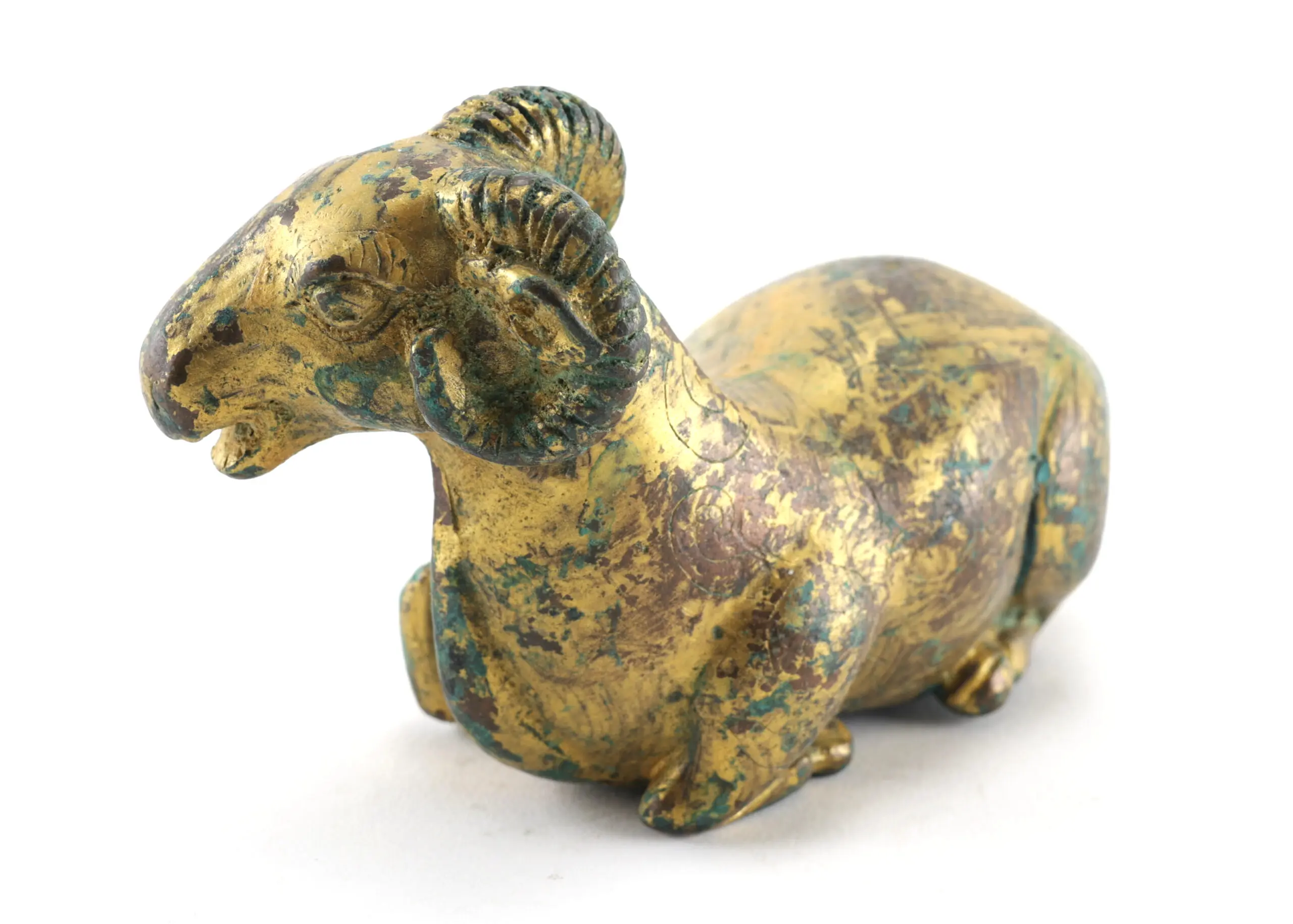 Verguld bronzen presse-papier van een ram met florale gravure – China – detailfoto