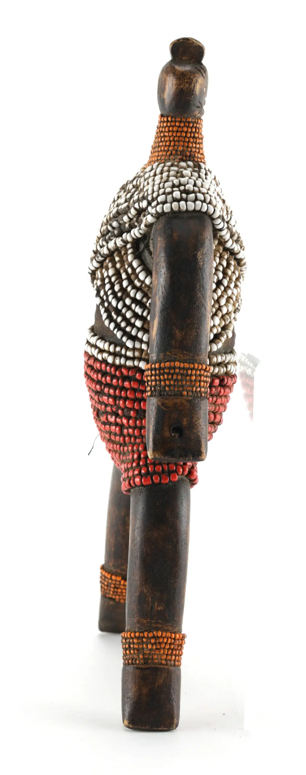 Authentieke Namchi / Namji pop uit Kameroen met kralen en schelp – detailfoto