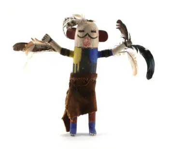 Hopi kachina Zuni-stijl met veren en rok – 30 cm – detailfoto