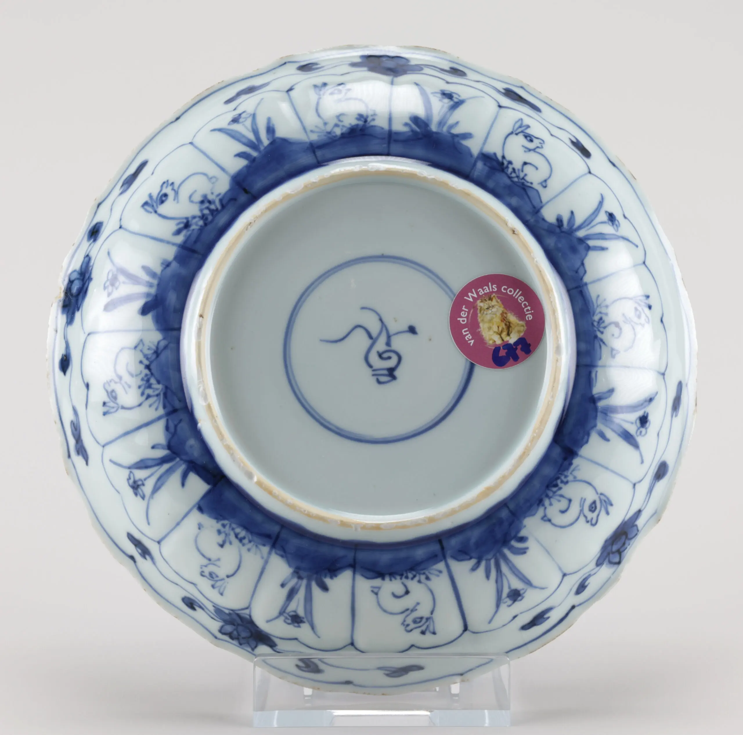 Kangxi porseleinen bord met konijnen en bloemendecor (21 cm) – China, ca. 1700 – detailfoto