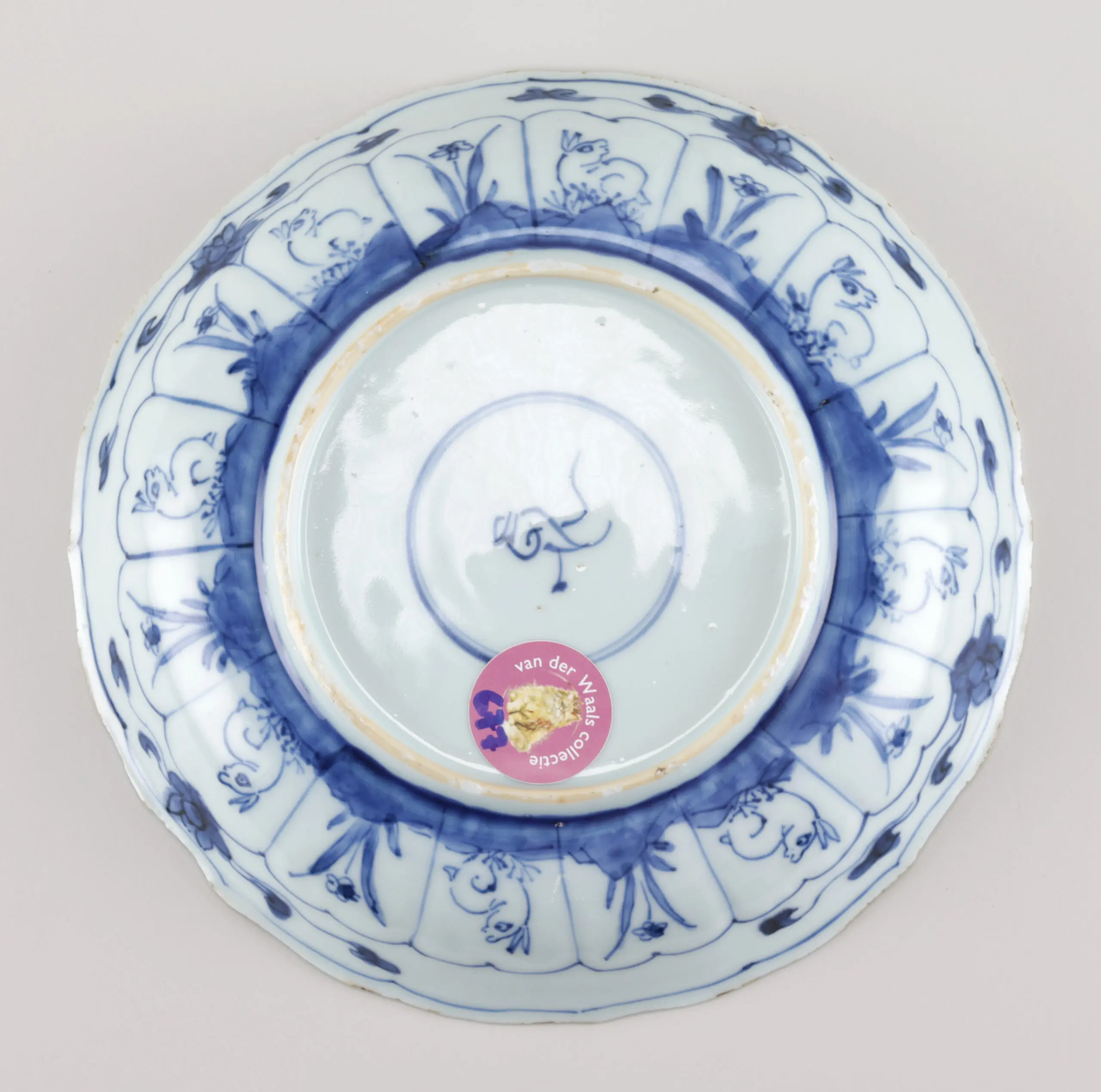 Kangxi porseleinen bord met konijnen en bloemendecor (21 cm) – China, ca. 1700 – detailfoto