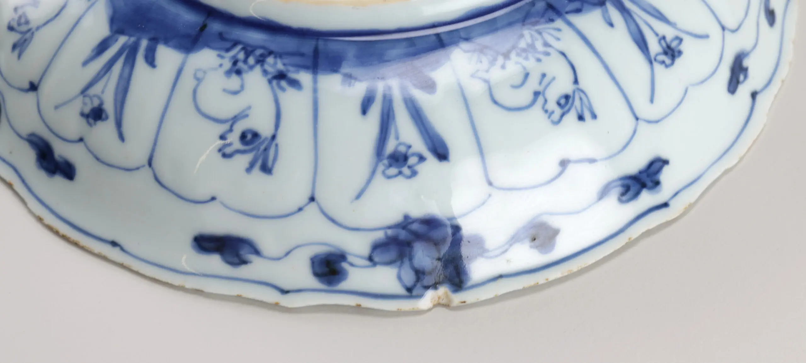 Kangxi porseleinen bord met konijnen en bloemendecor (21 cm) – China, ca. 1700 – detailfoto