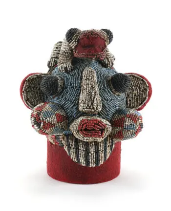 Bamileke kralenhoofd met hagedis – tribale kunst uit Kameroen – detailfoto