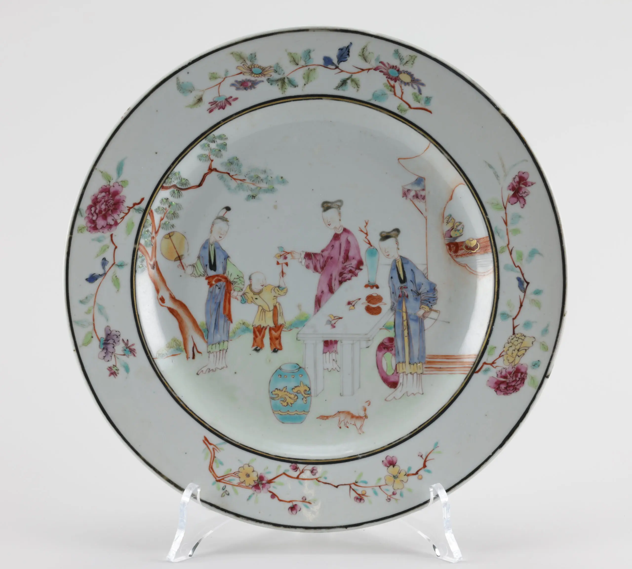 Famille rose plate with garden scene and dog - China, 18th century, porcelain - detail photo