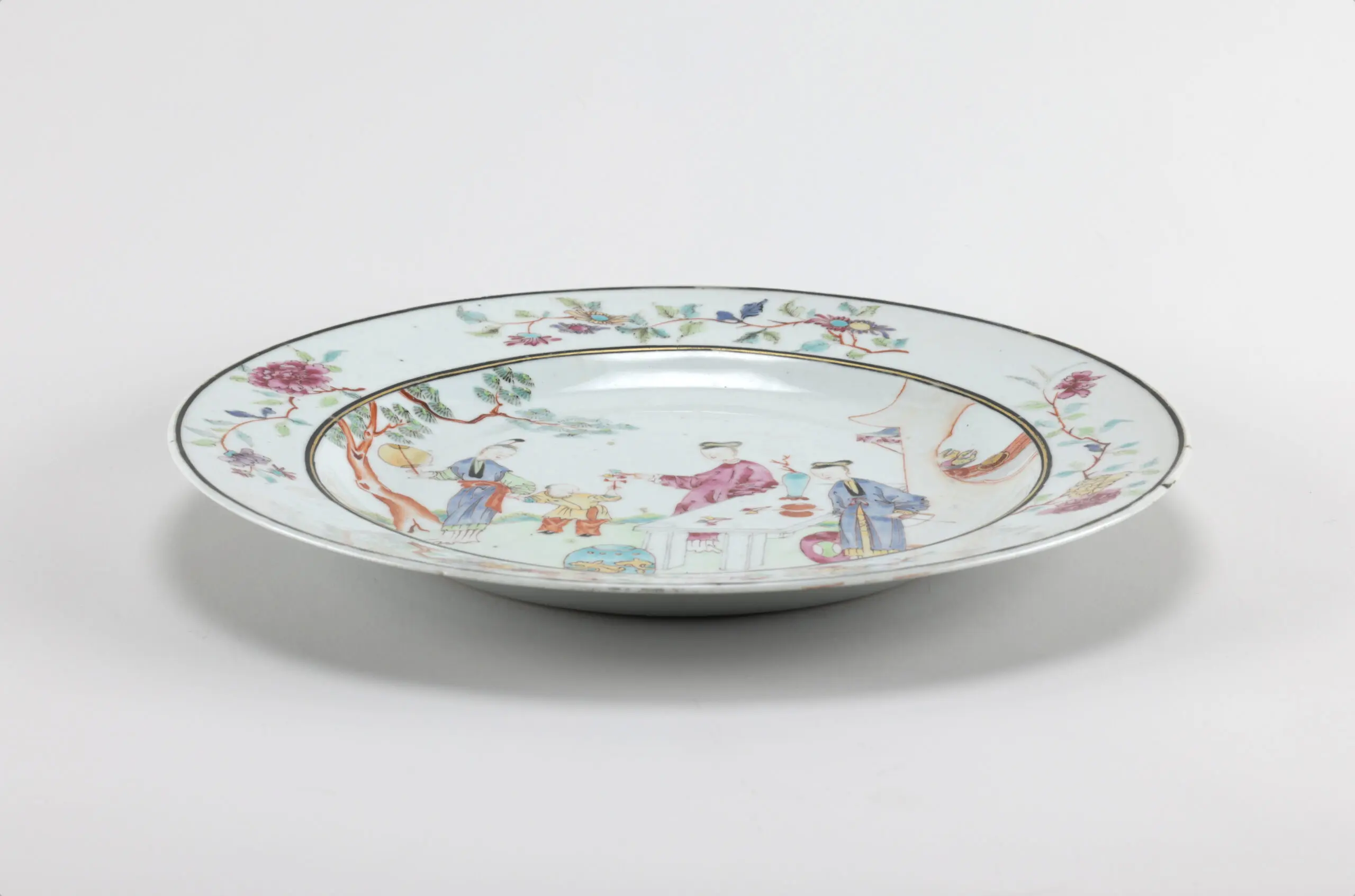 Famille rose plate with garden scene and dog - China, 18th century, porcelain - detail photo