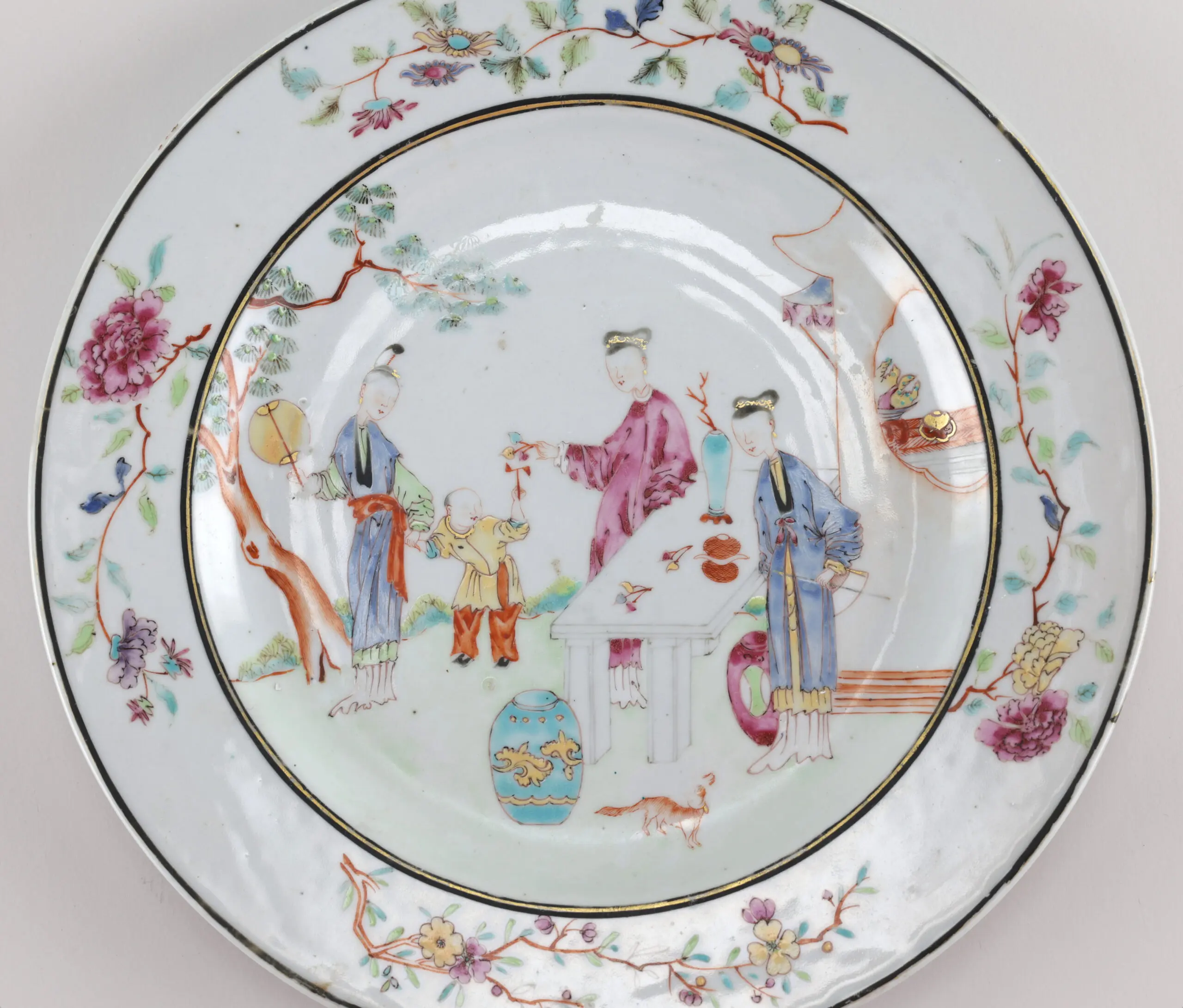 Famille rose plate with garden scene and dog - China, 18th century, porcelain - detail photo