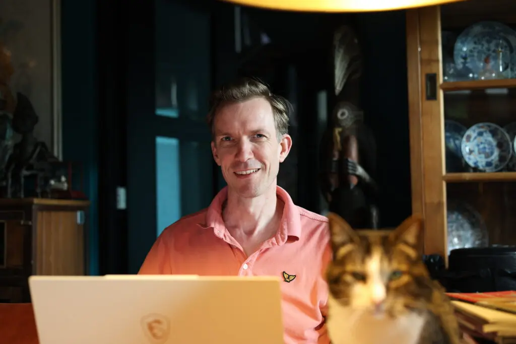 Robert Jan at work, with the cat on the table