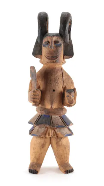 Igbo Ikenga wachterbeeld – Nigeria – oker en blauwe verfrestanten – detailfoto