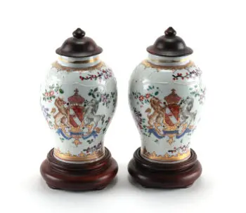 Set of 2 Samson lidded vases - France late 19th century - famille rose decor - detail photo