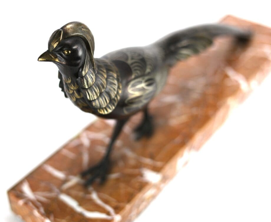Scultura Art Déco raffigurante un fagiano dorato – Salvatore Melani (1902–1934) – bronzo su marmo – Vergulde Kat