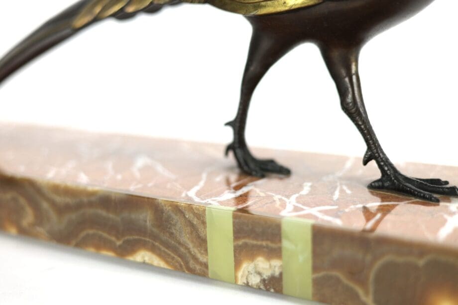 Scultura Art Déco raffigurante un fagiano dorato – Salvatore Melani (1902–1934) – bronzo su marmo – Vergulde Kat