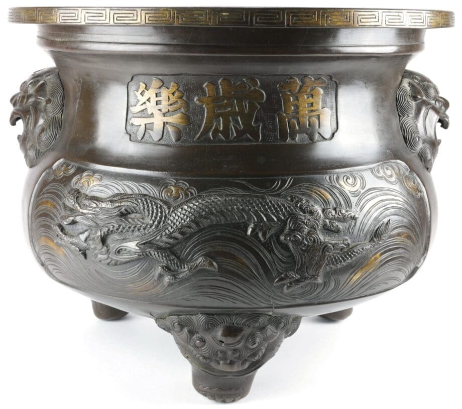Groot Chinees bronzen wierookvat met drakendecor en foo dogs, ca. 1900 – Vergulde Kat