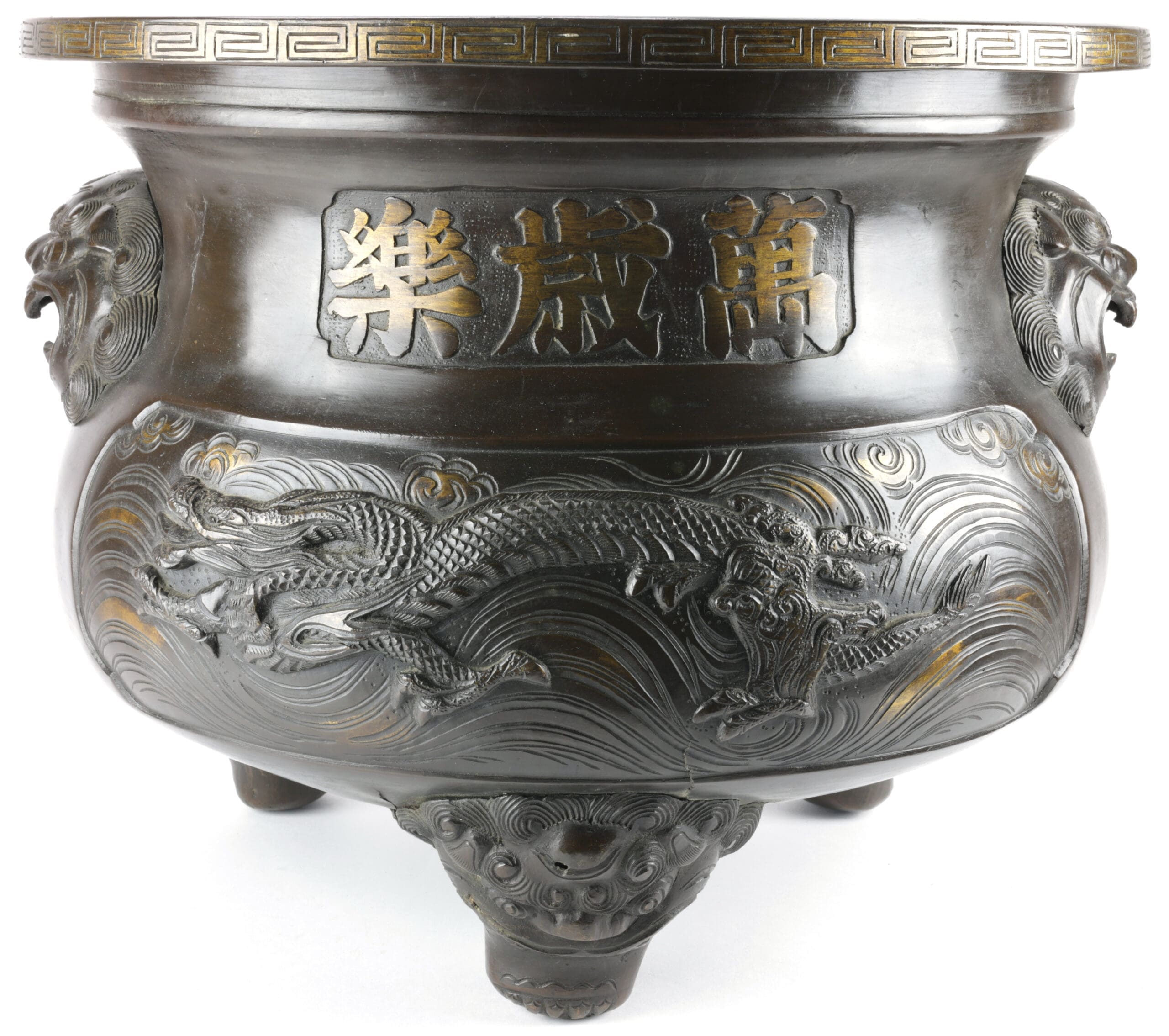 Groot Chinees bronzen wierookvat met drakendecor en foo dogs, ca. 1900 – detailfoto
