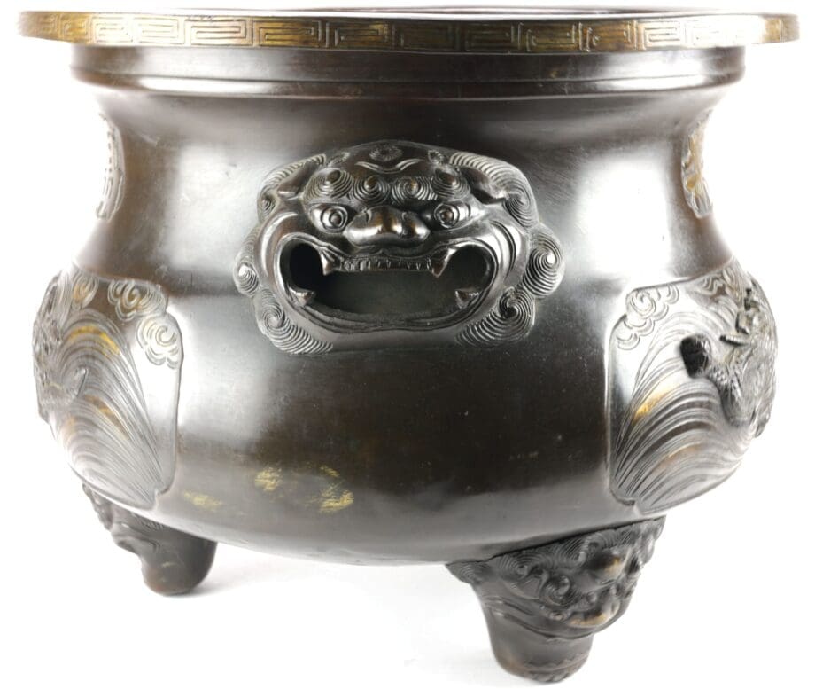 Groot Chinees bronzen wierookvat met drakendecor en foo dogs, ca. 1900 – Vergulde Kat
