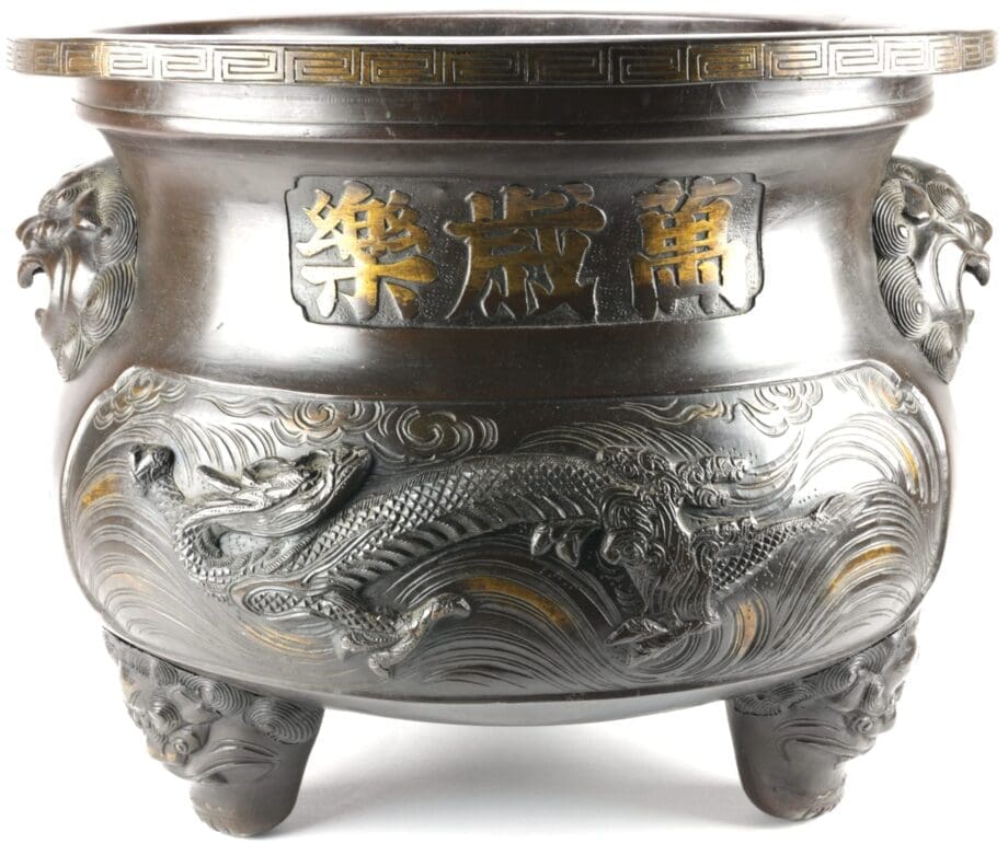 Groot Chinees bronzen wierookvat met drakendecor en foo dogs, ca. 1900 – Vergulde Kat