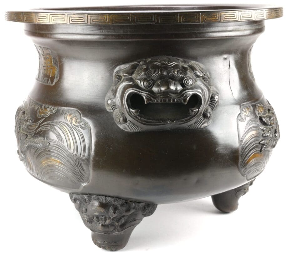 Groot Chinees bronzen wierookvat met drakendecor en foo dogs, ca. 1900 – Vergulde Kat
