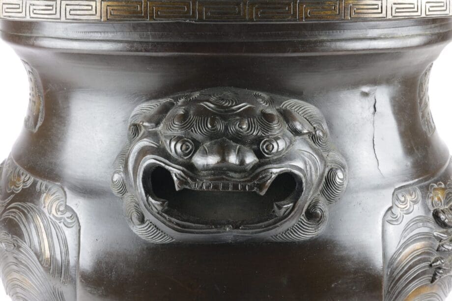 Groot Chinees bronzen wierookvat met drakendecor en foo dogs, ca. 1900 – Vergulde Kat