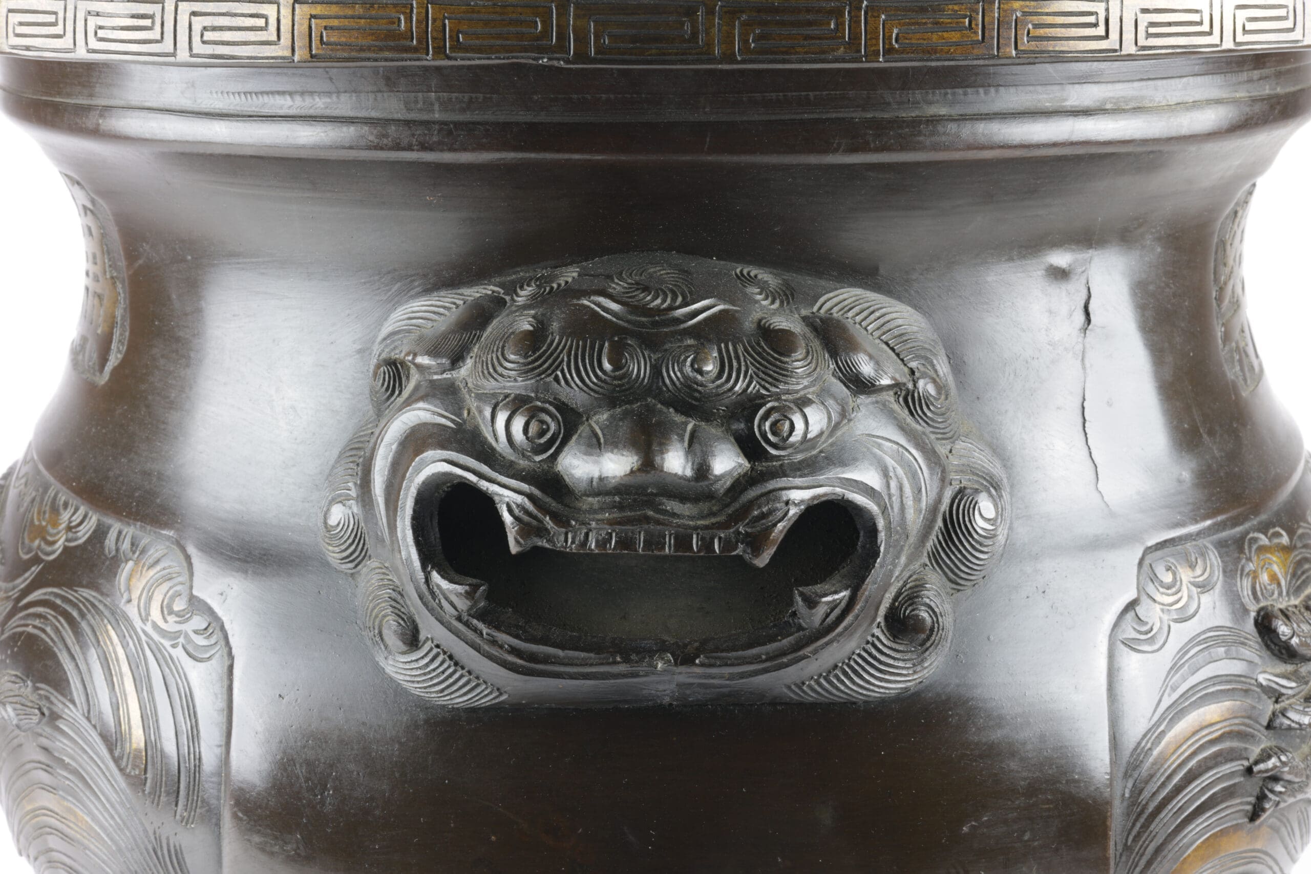 Groot Chinees bronzen wierookvat met drakendecor en foo dogs, ca. 1900 – detailfoto