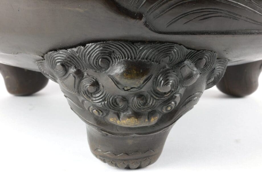 Groot Chinees bronzen wierookvat met drakendecor en foo dogs, ca. 1900 – Vergulde Kat