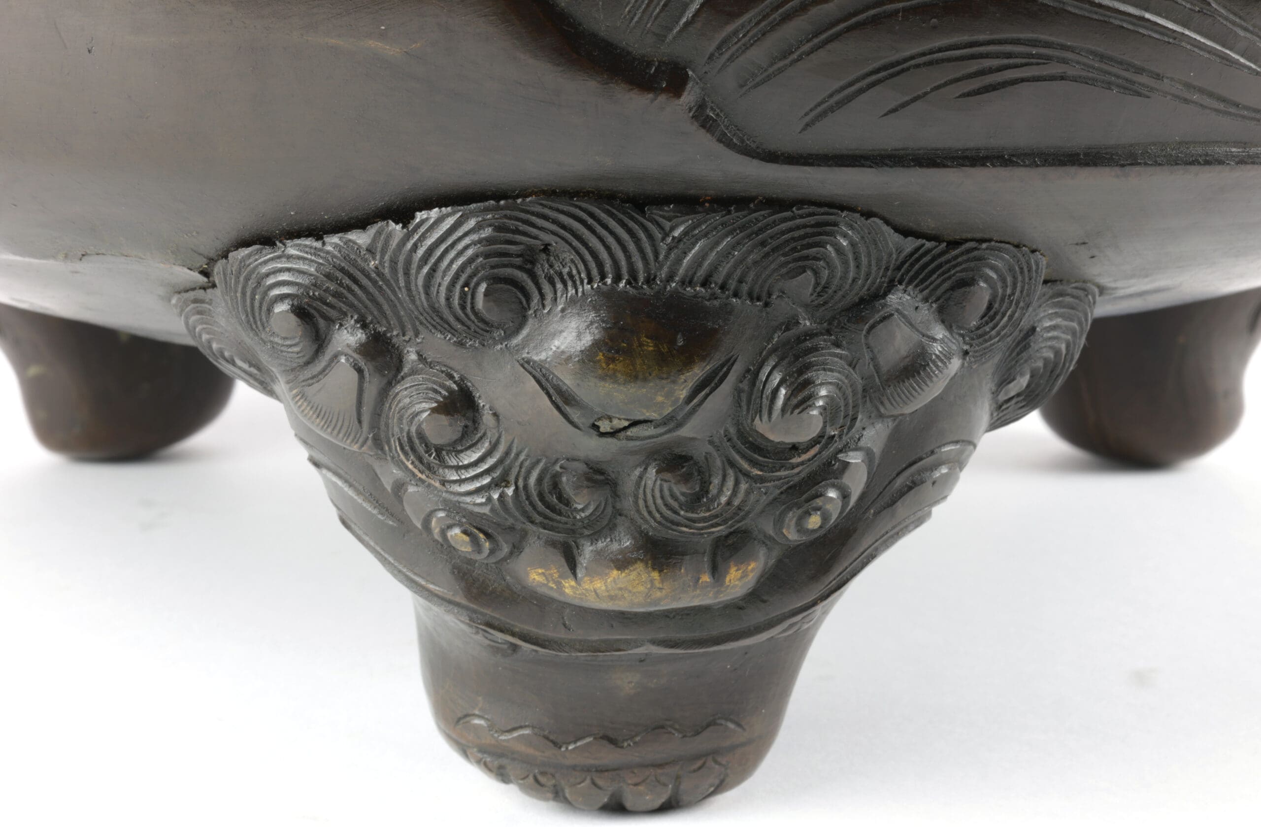 Groot Chinees bronzen wierookvat met drakendecor en foo dogs, ca. 1900 – detailfoto