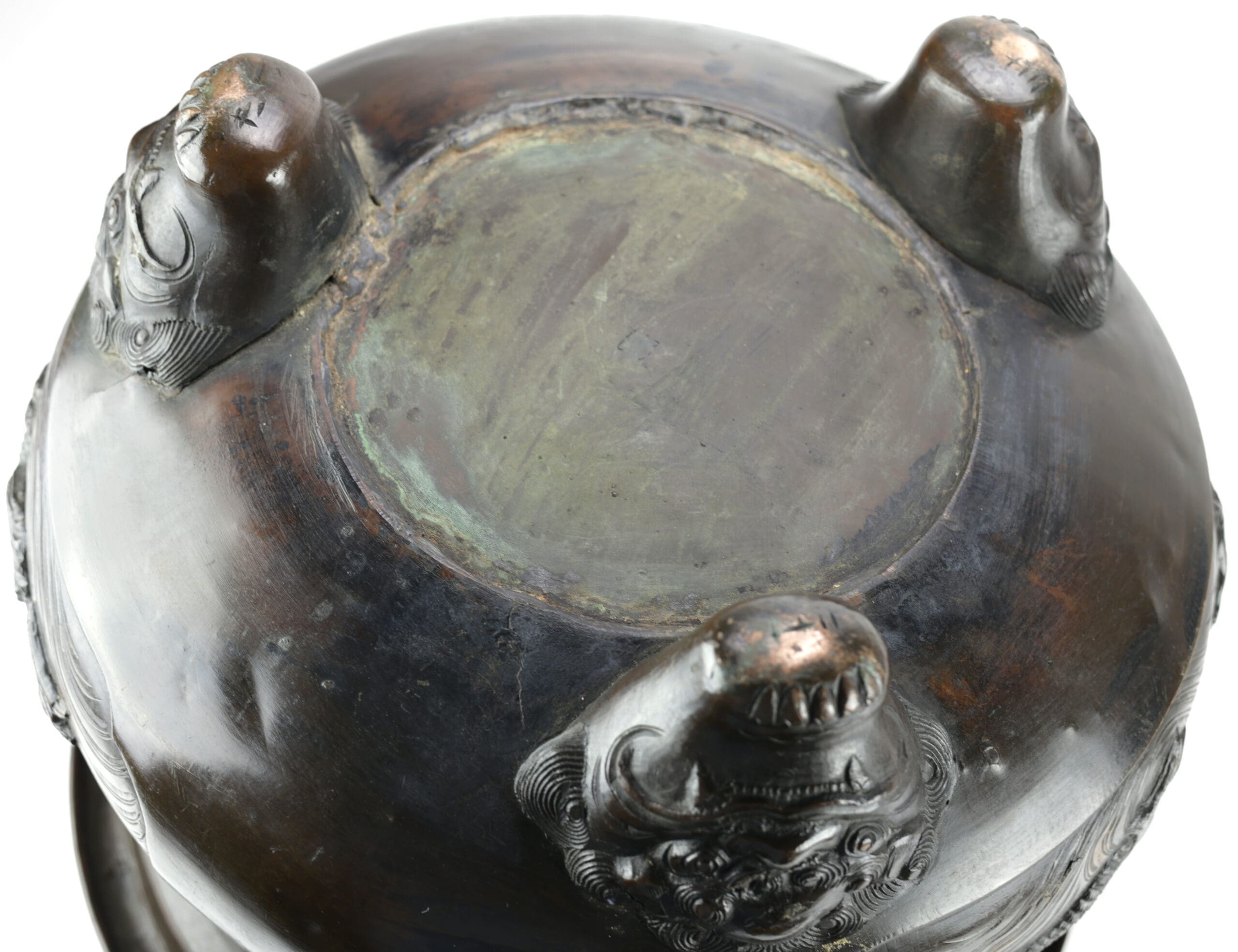 Groot Chinees bronzen wierookvat met drakendecor en foo dogs, ca. 1900 – detailfoto