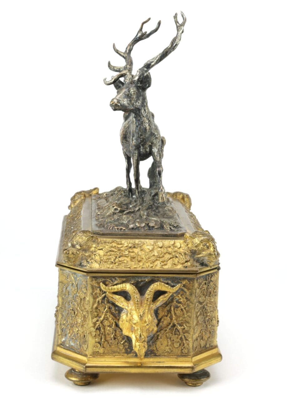 Cajita antigua de bronce plateado y dorado, firmada por Christophe Fratin, con un ciervo (Animalier, siglo XIX) – Vergulde Kat