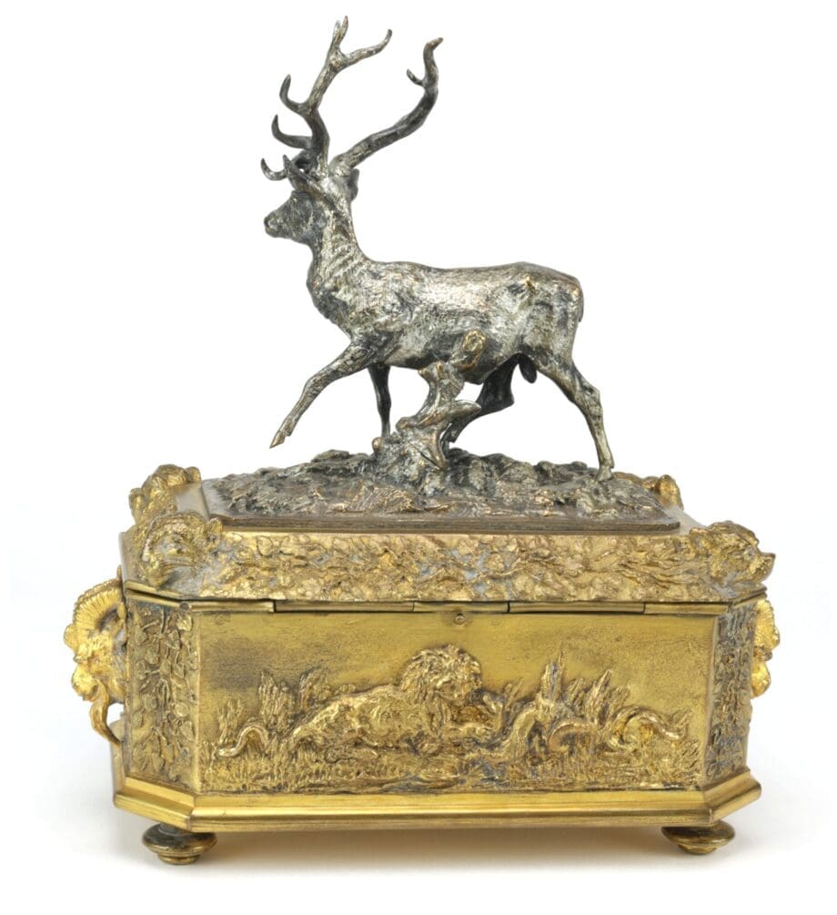 Cajita antigua de bronce plateado y dorado, firmada por Christophe Fratin, con un ciervo (Animalier, siglo XIX) – Vergulde Kat