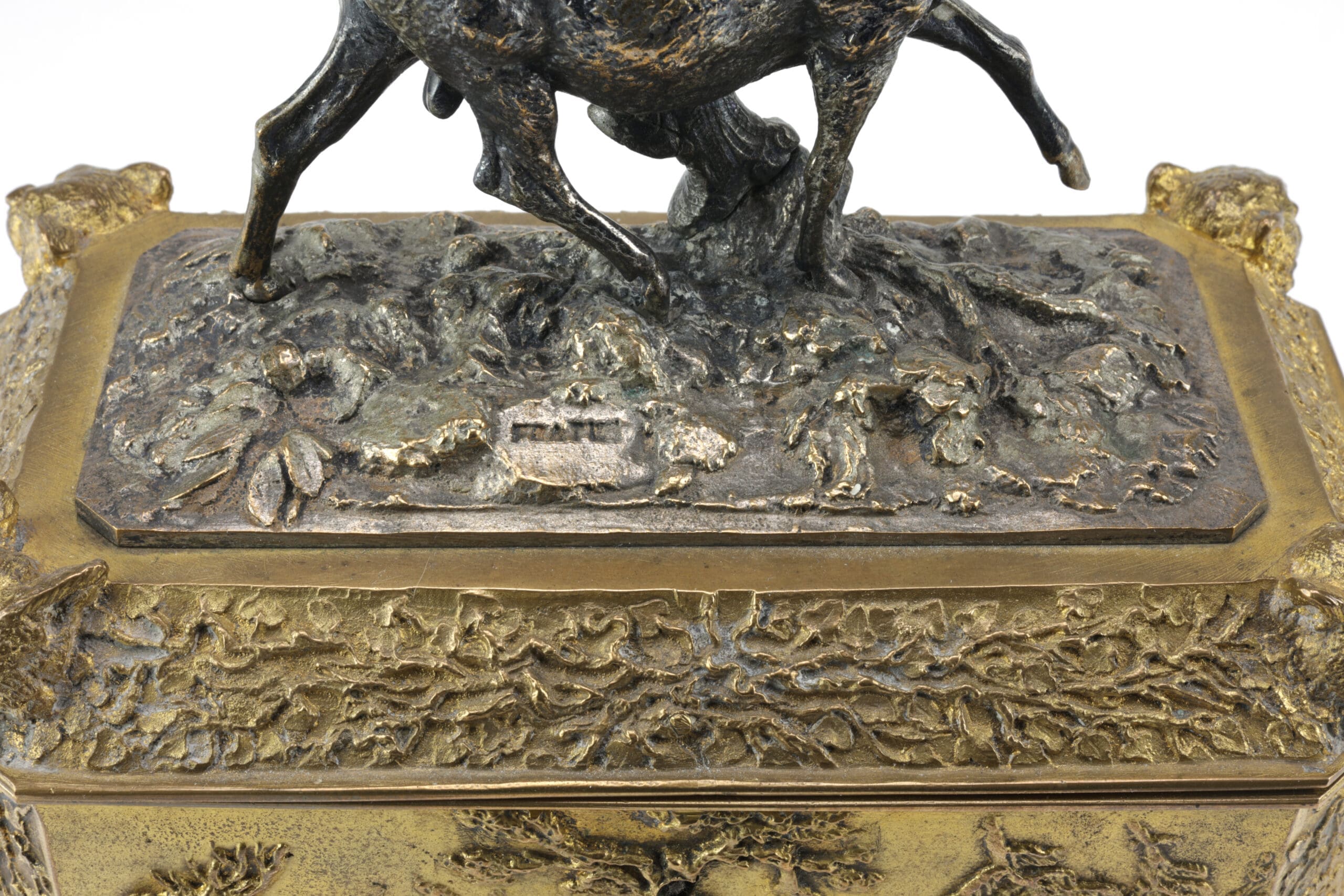 Cajita de bronce plateado y dorado antiguo firmado por Christophe Fratin con ciervo (Animalier, siglo XIX) – foto de detalle