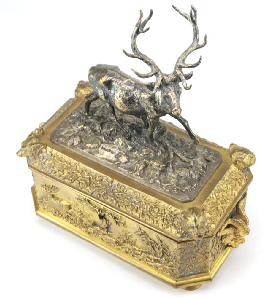 Cajita antigua de bronce plateado y dorado, firmada por Christophe Fratin, con un ciervo (Animalier, siglo XIX) – Vergulde Kat