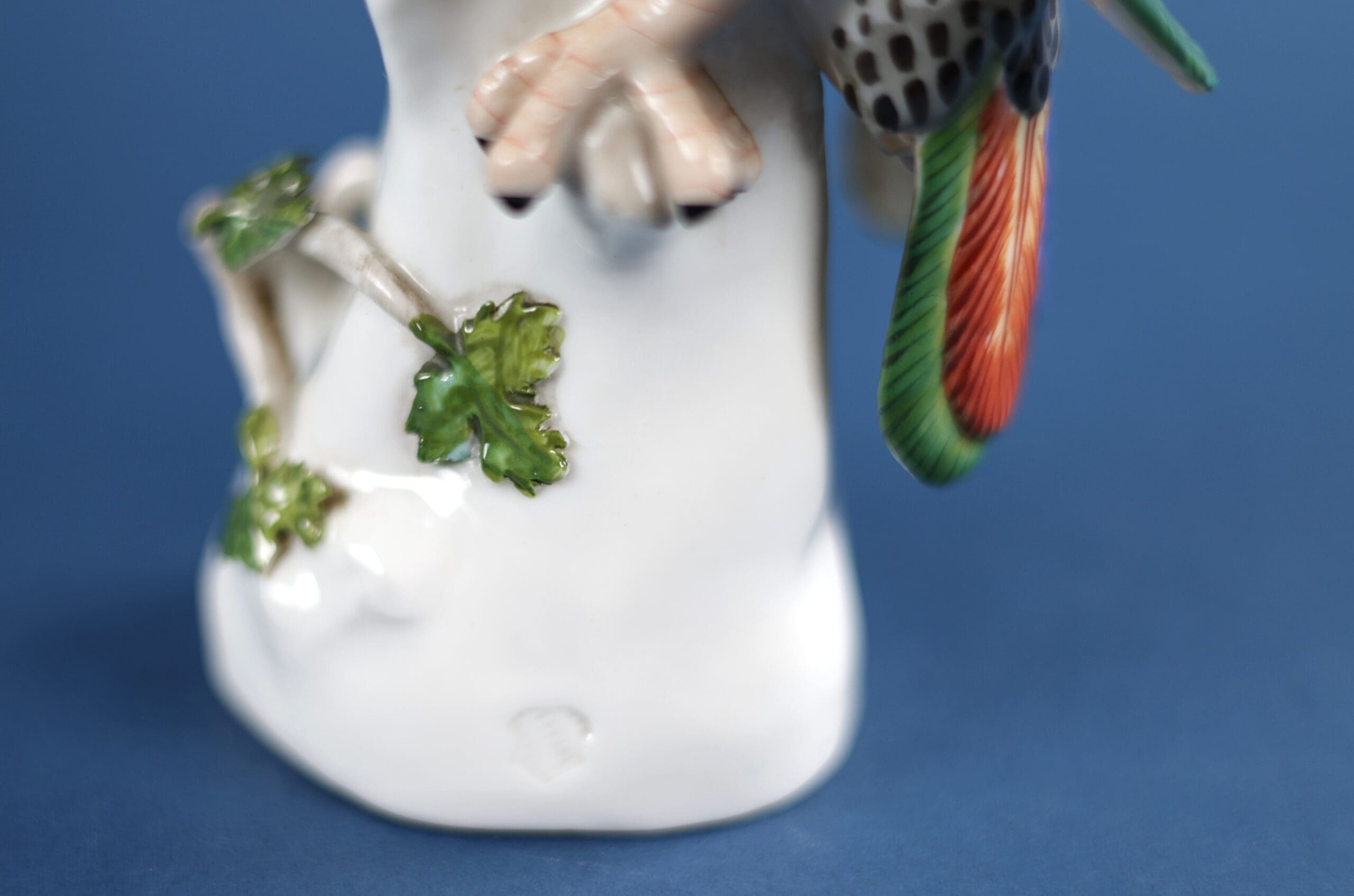 Nymphenburg porselein kaketoe beeldjes (paar), 19e eeuw Duitsland – detailfoto