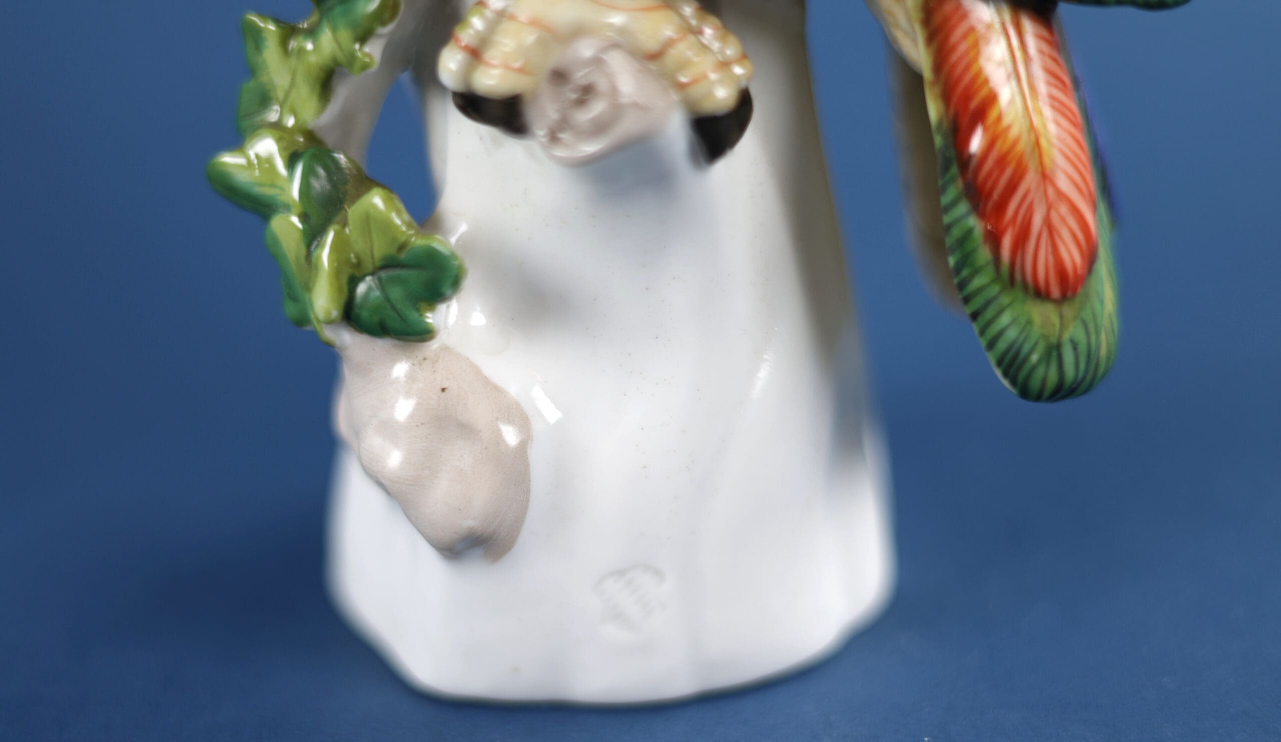 Nymphenburg porselein kaketoe beeldjes (paar), 19e eeuw Duitsland – detailfoto