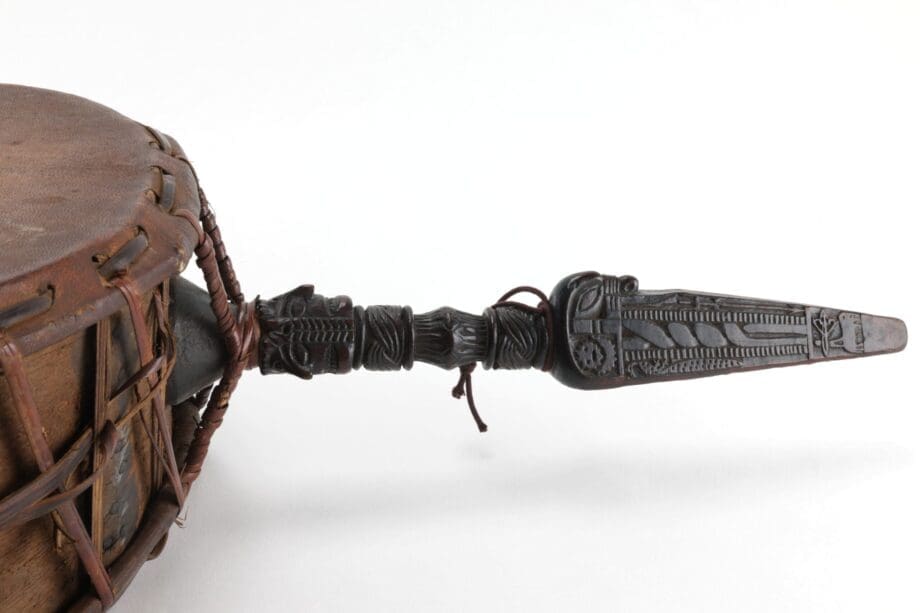 Dhyangro ritual drum with phurbu handle - West Nepal (Magar) - Vergulde Kat