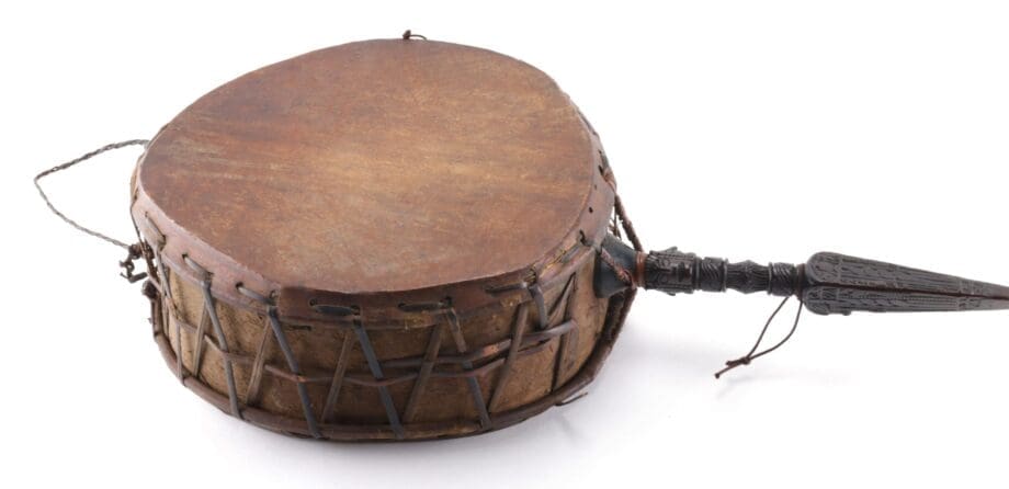 Dhyangro ritual drum with phurbu handle - West Nepal (Magar) - Vergulde Kat