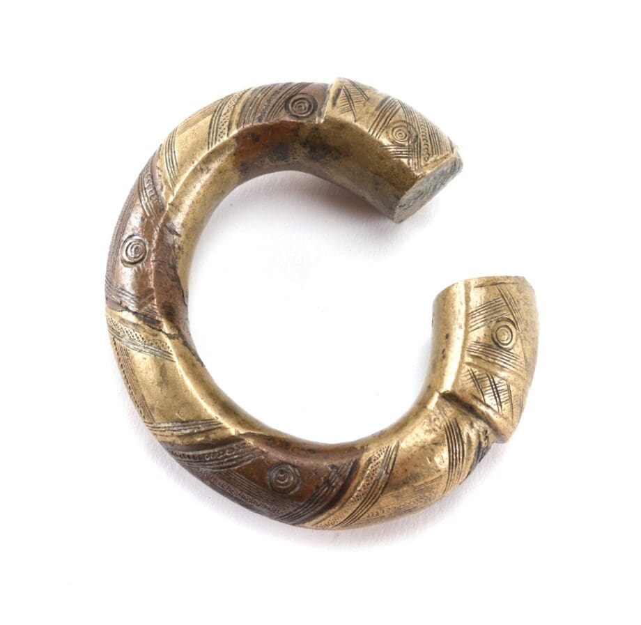Armband aus Manilla-Bronze – Yoruba, Nigeria – 19./20. Jahrhundert – Vergulde Kat
