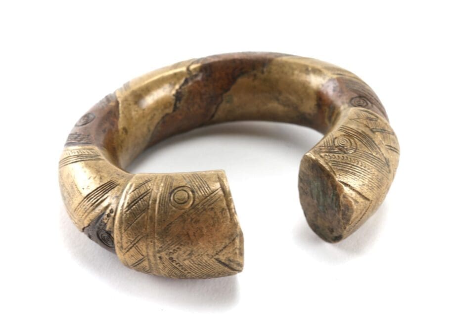 Armband aus Manilla-Bronze – Yoruba, Nigeria – 19./20. Jahrhundert – Vergulde Kat