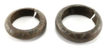 Set van twee manilla bronzen armbanden – West-Afrika – 19e/20e eeuw – detailfoto