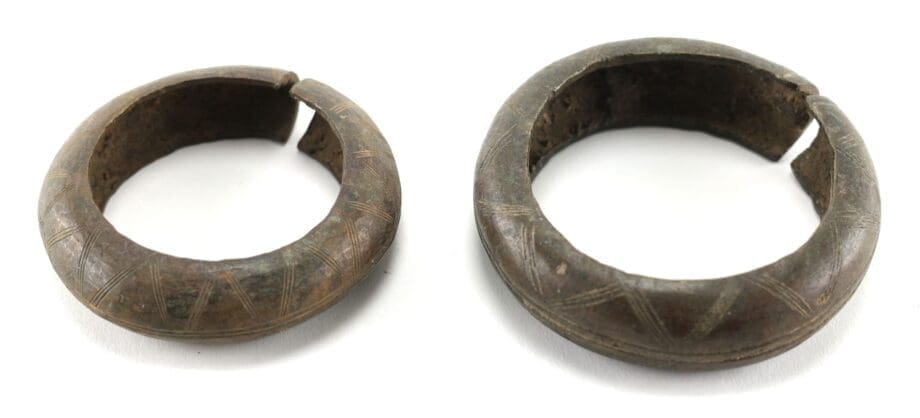 Set aus zwei Armbändern aus Manilla-Bronze – Westafrika – 19./20. Jahrhundert – Vergulde Kat