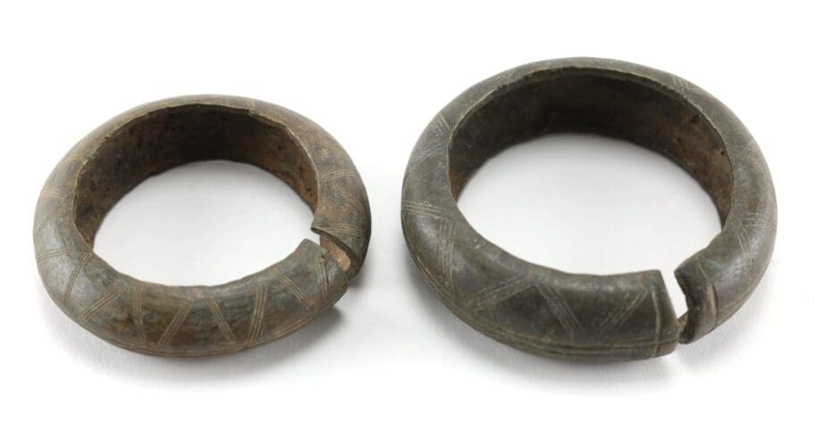Set aus zwei Armbändern aus Manilla-Bronze – Westafrika – 19./20. Jahrhundert – Vergulde Kat