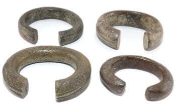 Set van vier manilla bronzen armbanden – West-Afrika – detailfoto