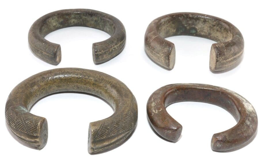 Set van vier manilla bronzen armbanden – West-Afrika – Vergulde Kat