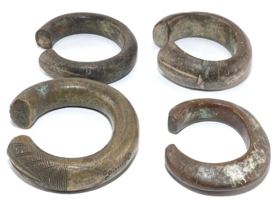 Set van vier manilla bronzen armbanden – West-Afrika – Vergulde Kat