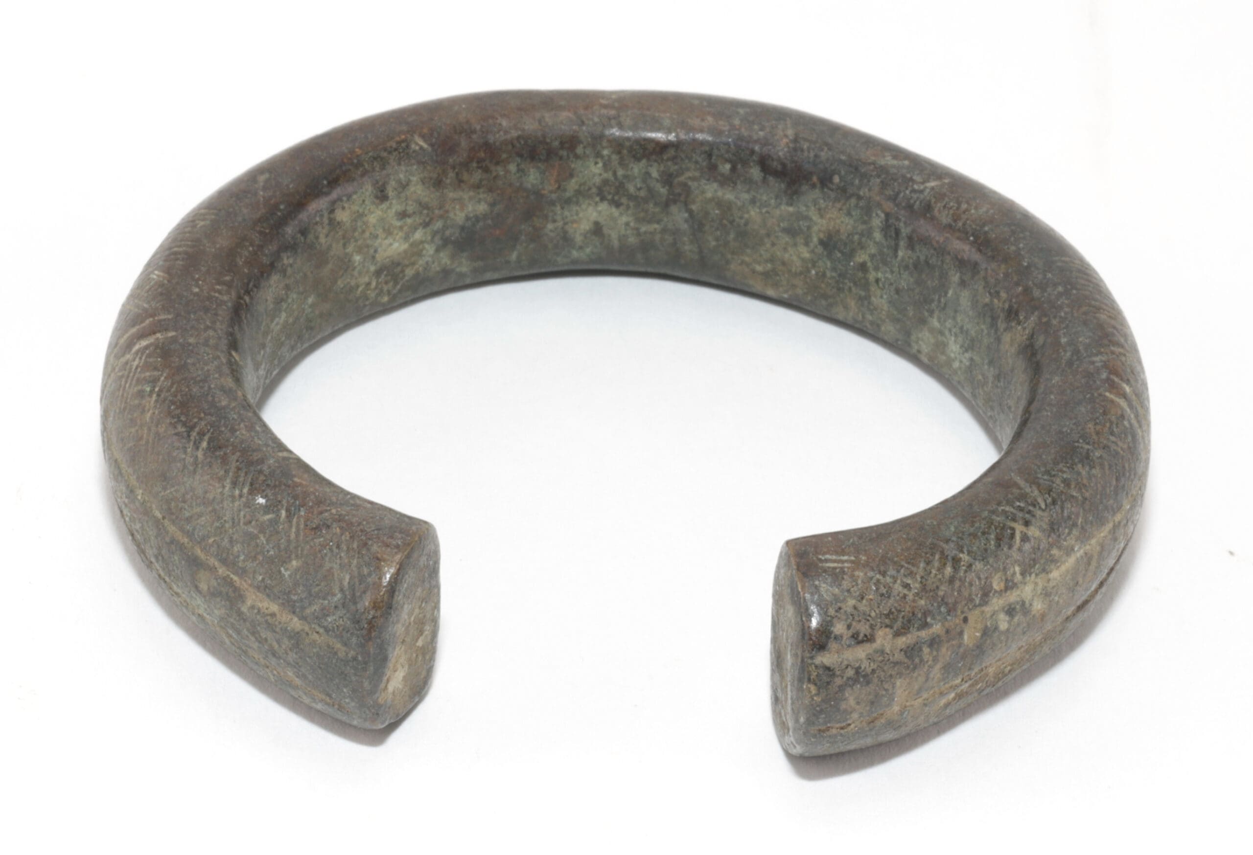 Set van vier manilla bronzen armbanden – West-Afrika – detailfoto