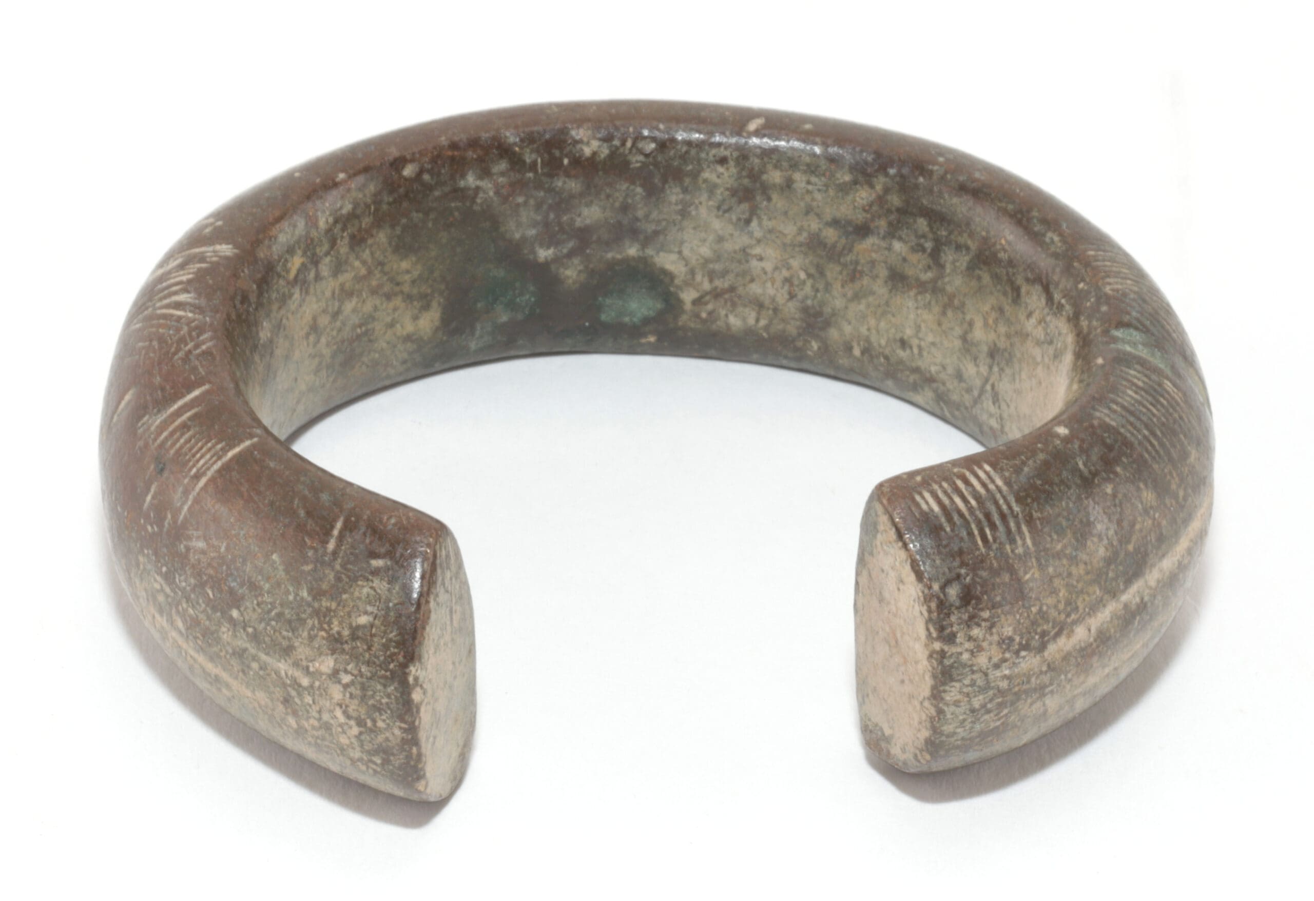 Set van vier manilla bronzen armbanden – West-Afrika – detailfoto