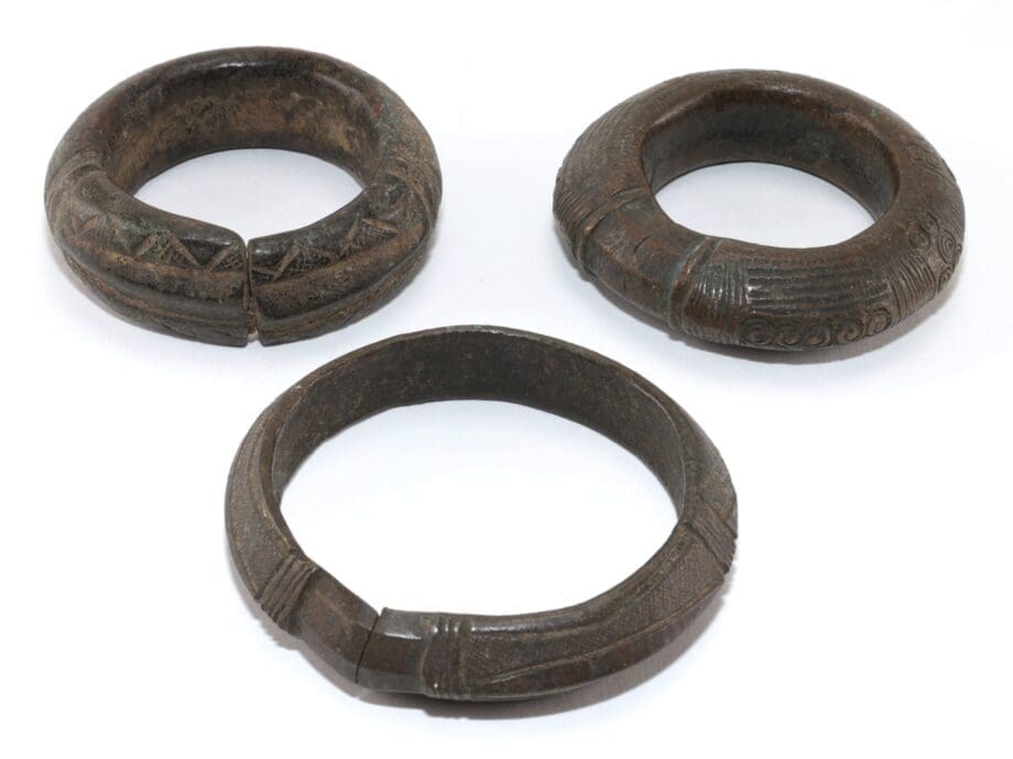 Trois bracelets en bronze de Manille – Afrique de l'Ouest – Vergulde Kat