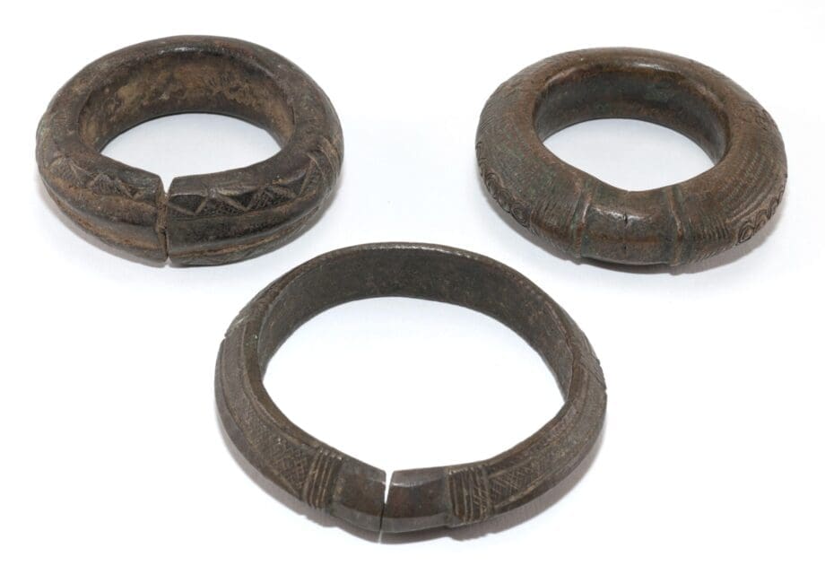 Trois bracelets en bronze de Manille – Afrique de l'Ouest – Vergulde Kat