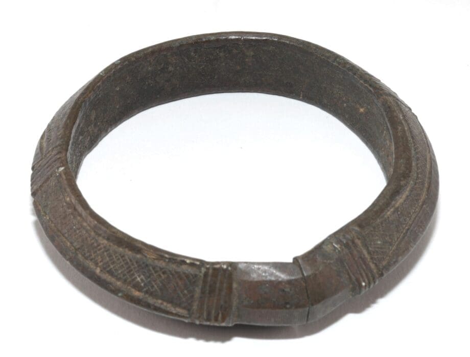 Trois bracelets en bronze de Manille – Afrique de l'Ouest – Vergulde Kat