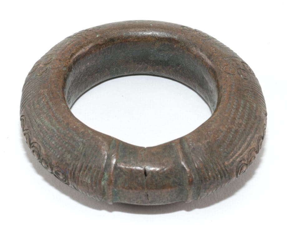 Trois bracelets en bronze de Manille – Afrique de l'Ouest – Vergulde Kat
